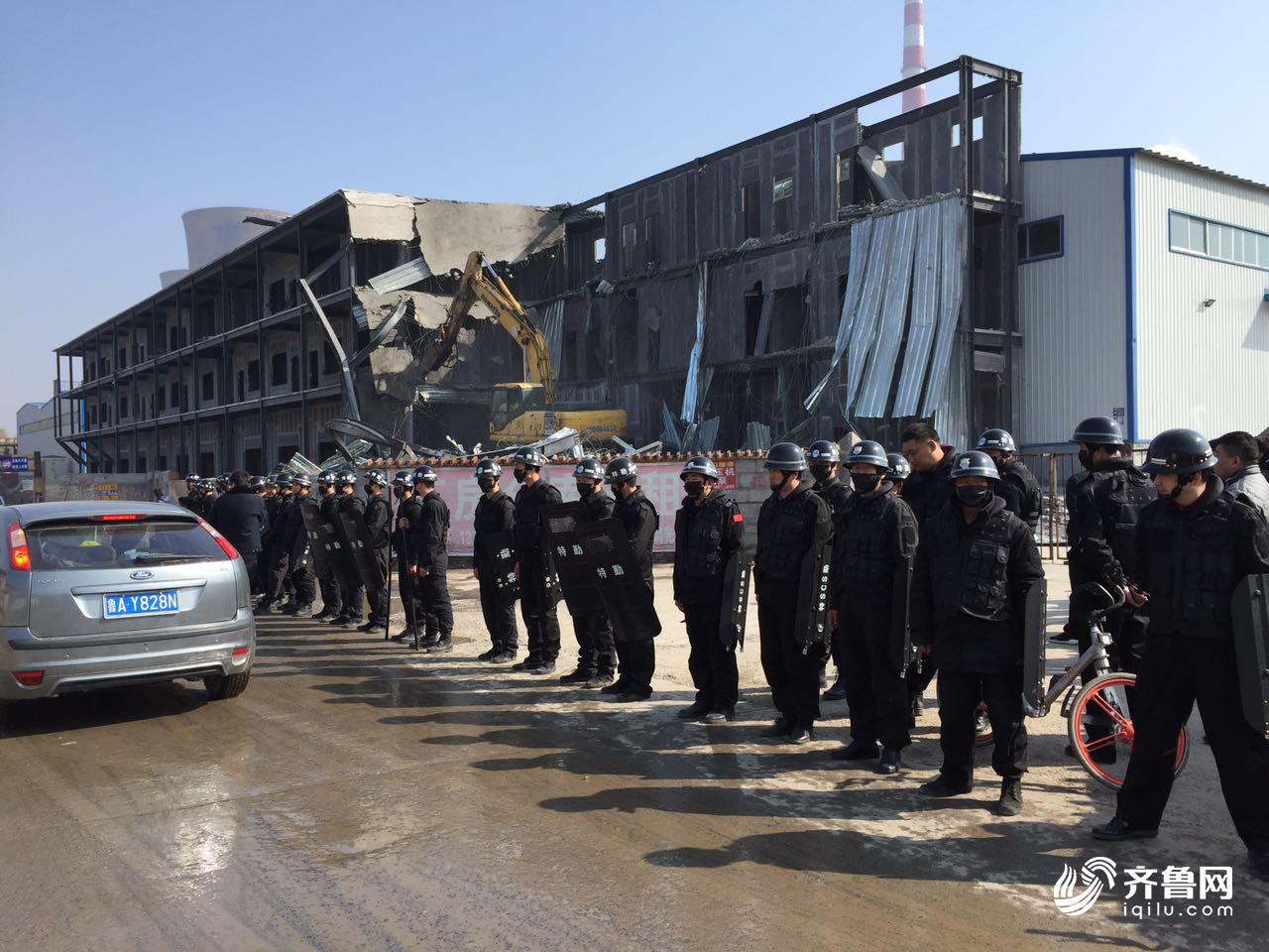胶济铁路济南沿线祝甸4万平米大棚式厂房违建开拆